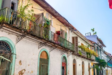 Baharın erken saatlerinde eski Panama City 'de balkonları olan geleneksel bir cadde manzarası.