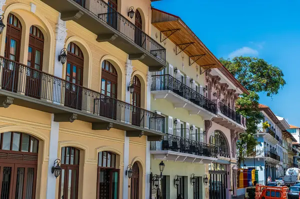 Bahar sabahının erken saatlerinde eski Panama City 'de renkli, bakımlı, geleneksel bir cadde manzarası