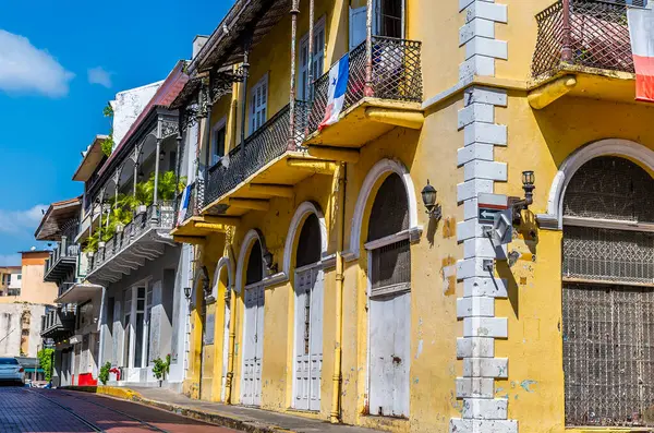 Baharın erken saatlerinde eski Panama City 'de sakin bir arka sokaktan manzara