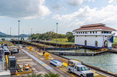 İlkbaharda Panama City 'nin yanındaki Panama Kanalı için Miraflores' de ilk deniz kenarı manzarası kilitleniyor.