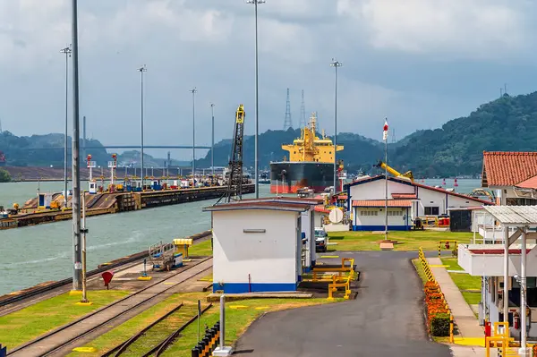 Bahar sabahı Panama City 'nin yanındaki Panama Kanalı için Miraflores' teki kilitlere yaklaşan büyük bir geminin görüntüsü.