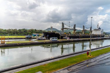 Bahar sabahı Panama City 'nin yanındaki Panama Kanalı için Miraflores' teki tarihi eski kilitlere giren bir gemi görüntüsü.