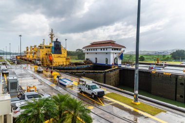 Büyük bir geminin görüntüsü... Miraflores 'de Panama Kanalı için son deniz kilidi... ilkbaharda Panama City' nin yanında.