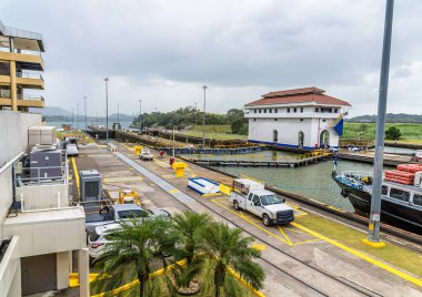 İlkbaharda Panama City 'nin yanındaki Panama Kanalı için Miraflores' deki kilitlerin dolduğu bir manzara.