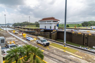 İlkbaharda Panama City 'nin yanındaki Panama Kanalı için Miraflores' de boşalan kilitlerin görüntüsü.