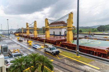 Baharda sabah Panama City 'nin yanındaki Panama Kanalı için Miraflores' teki deniz kilitlerinden geçen büyük bir geminin görüntüsü.