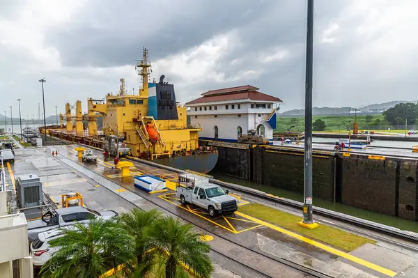 Baharda sabah Panama City 'nin yanındaki Panama Kanalı için Miraflores' teki son deniz kilidine giren büyük bir geminin görüntüsü.