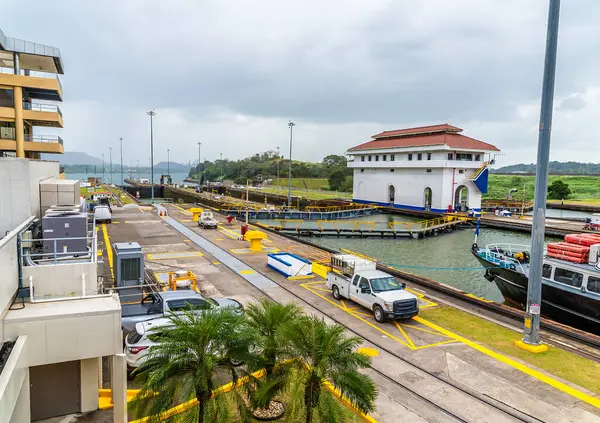 İlkbaharda Panama City 'nin yanındaki Panama Kanalı için Miraflores' deki kilitlerin dolduğu bir manzara.