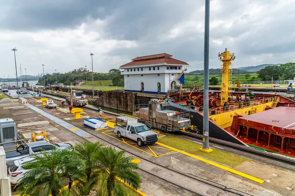 Baharda sabah Panama City 'nin yanındaki Panama Kanalı için Miraflores' teki deniz kilitlerindeki büyük bir geminin görüntüsü.