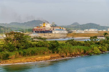 Baharda Panama 'daki yeni genişletilmiş Panama Kanalı kilitlerine doğru bir manzara