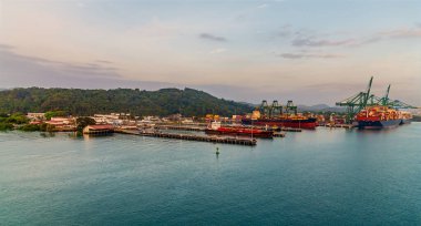 Panama 'daki Panama Kanalı girişindeki liman kompleksinin karşısındaki bir geminin görüntüsü.