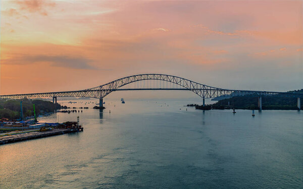 Вид с корабля, плывущего под мостом Америк к входу Панамского канала в Панаме на рассвете весной