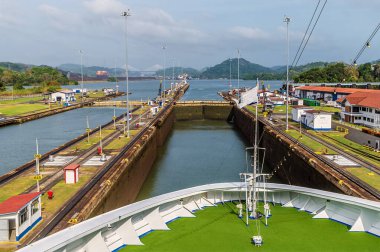 Baharda Panama 'daki tarihi Panama Kanalı' nın ilk odasından ayrılan bir geminin ön tarafındaki manzara.