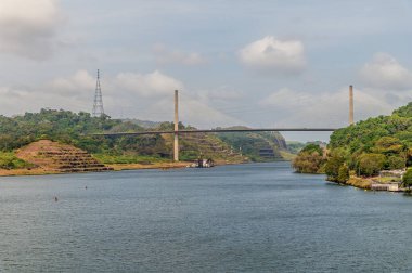 Panama 'da ilkbaharda Panama Kanalı' nda seyreden bir gemiden Centennial Köprüsü 'ne doğru bir görüntü.