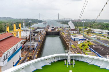 Baharda Panama 'daki tarihi Gatun Kanalı' na giren bir geminin önü görülüyor.
