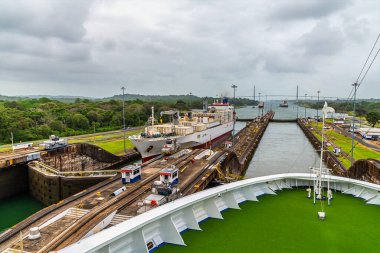 Baharda Panama 'daki Panama Kanalı' ndaki tarihi Gatun kilidini kullanan gemilerin önünden bir görüntü.