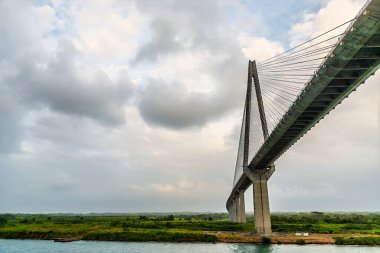 Baharda Panama Panama 'daki tarihi Gatun Kanalı' na kilitlendikten sonra Atlantik Köprüsü 'nün altından geçen bir geminin ön görüntüsü.