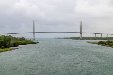 Baharda Panama 'daki Panama Kanalı' ndaki tarihi Gatun kilidini terk ettikten sonra Atlantik Köprüsü 'ne yakın bir geminin önünden bir görüntü.