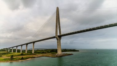 Baharda Panama 'daki Panama Kanalı' ndaki tarihi Gatun kilitlerinden ayrıldıktan sonra Atlantik Köprüsü 'nün altında seyreden bir geminin ön görüntüsü.