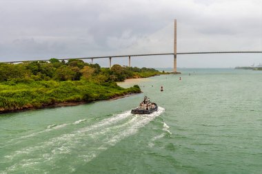 İlkbaharda Panama 'daki Panama Kanalı' ndaki tarihi Gatun 'dan ayrılıp Atlantik Köprüsü' ne yaklaşan nehir trafiğinin görüntüsü.
