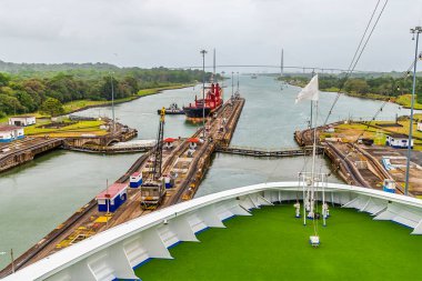 İlkbaharda Panama 'daki Panama Kanalı' nın tarihi Gatun 'unda bulunan son deniz kabinine giren gemilerin görüntüsü.