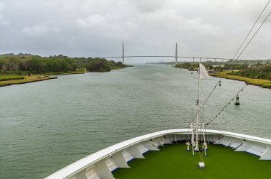 Baharda Panama Panama 'daki tarihi Gatun Kanalı' na kilitlendikten sonra Atlantik Köprüsü 'ne yaklaşan bir geminin ön görüntüsü.
