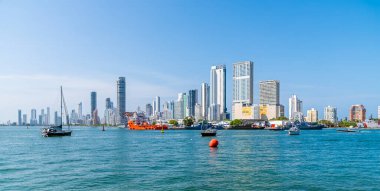 İlkbaharda Kartagena, Kolombiya 'daki San Sebastian Kalesi' nin siperlerinden modern şehir manzarasına doğru bir manzara.