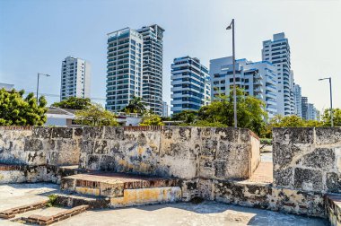 İlkbaharda Kartagena, Columbia 'daki modern binalara doğru San Sebastian Kalesi' nin karaya bakan siperlerinden bir manzara.