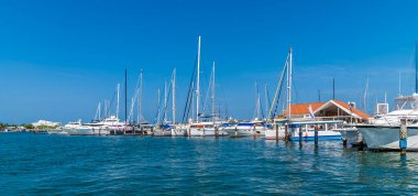 Baharda Kartagena, Kolombiya 'daki San Sebastian Kalesi' nden bir marina manzarası