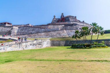 Baharda Kolombiya, Cartagena 'daki San Felipe Kalesi' nin girişine doğru bir manzara.