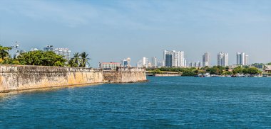 Baharda Kartagena, Kolombiya 'da bir deniz duvarı boyunca bir manzara.