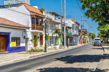 Kartagena, Kolombiya 'nın Getsemani bölgesindeki renkli binaların baharda manzarası