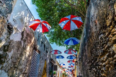 İlkbaharda Kolombiya 'nın Getsemani bölgesinde dekore edilmiş bir arka sokağın manzarası.