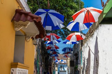 İlkbaharda Kolombiya 'nın Getsemani bölgesinde dekore edilmiş bir arka sokak manzarası.