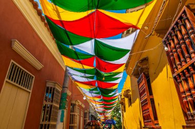 İlkbaharda Kolombiya 'nın Getsemani bölgesindeki arka sokaklara bakan bir tepe manzarası