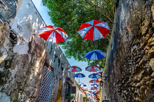İlkbaharda Kolombiya 'nın Getsemani bölgesinde dekore edilmiş bir arka sokağın manzarası.