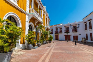 Kolombiya 'nın eski Cartagena kentindeki Saint Peters Meydanı' ndan bir manzara uzakta.