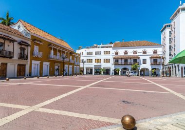 Baharda Kolombiya 'nın eski Cartagena kentindeki Saint Peters Meydanı' nda bir manzara