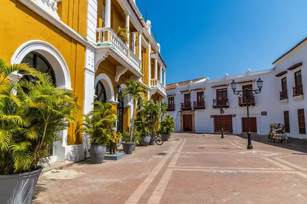 Kolombiya 'nın eski Cartagena kentindeki Saint Peters Meydanı' ndan bir manzara uzakta.