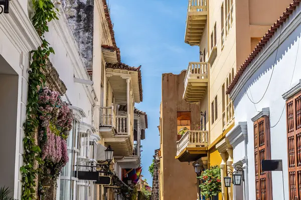 Kolombiya 'nın eski şehri Kartagena' da ilkbaharda neredeyse dokunan balkon manzarası