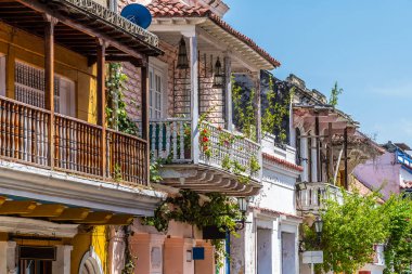 Kolombiya 'nın eski Kartagena şehrinde bahar zamanı çiçek desenli balkonların manzarası