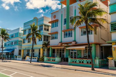 Okyanus kıyısındaki parlak renkli sanat deco binalarının manzarası. Baharda Miami 'deki Güney Sahili' nin yanında.