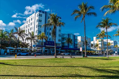 Kuzeydeki Lummus Park 'ın gölgesinden Miami' deki Ocean Drive 'ın üst ucuna doğru bahar zamanı bir manzara.