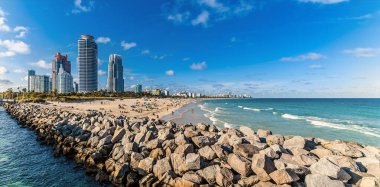 Güney Pointe Park İskelesi 'nden Miami' nin güney sahili boyunca bahar mevsiminde bir manzara.