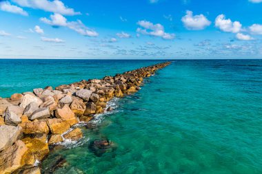 Baharda Miami 'deki South Pointe Park İskelesi' nden deniz savunması manzarası