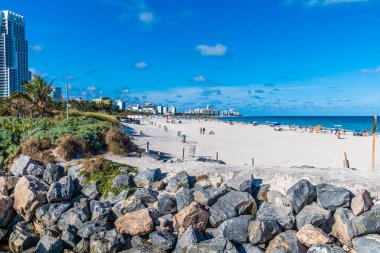Güney Pointe Park İskelesi 'nden Miami' nin güney sahiline bahar zamanı bir manzara.