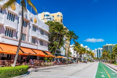 Ocean Drive 'ın üst yarısının aşağısında, baharda Miami' de güneşli bir sabah manzarası.