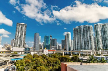 İlkbaharda Miami şehir merkezindeki gökdelenlere doğru yükseltilmiş otoyollara ve gökyüzüne bakan bir manzara