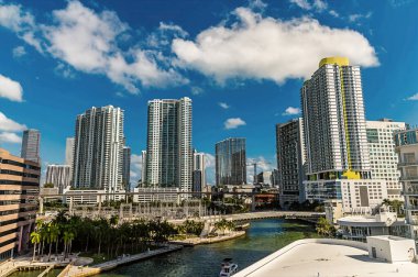 Miami Nehri 'nin aşağısından gökdelenlere doğru bir manzara ve ilkbaharda Miami şehir merkezinde ufuk çizgisi.