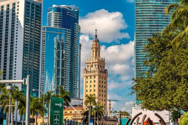 İlkbaharda Miami 'de Biscayne Bulvarı' nın aşağısındaki farklı binaların manzarası.
